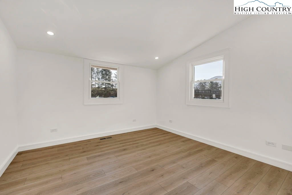 Image number 13 for the current listing