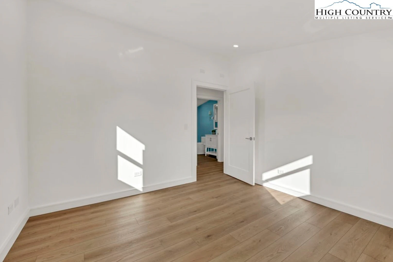 Image number 2 for the current listing