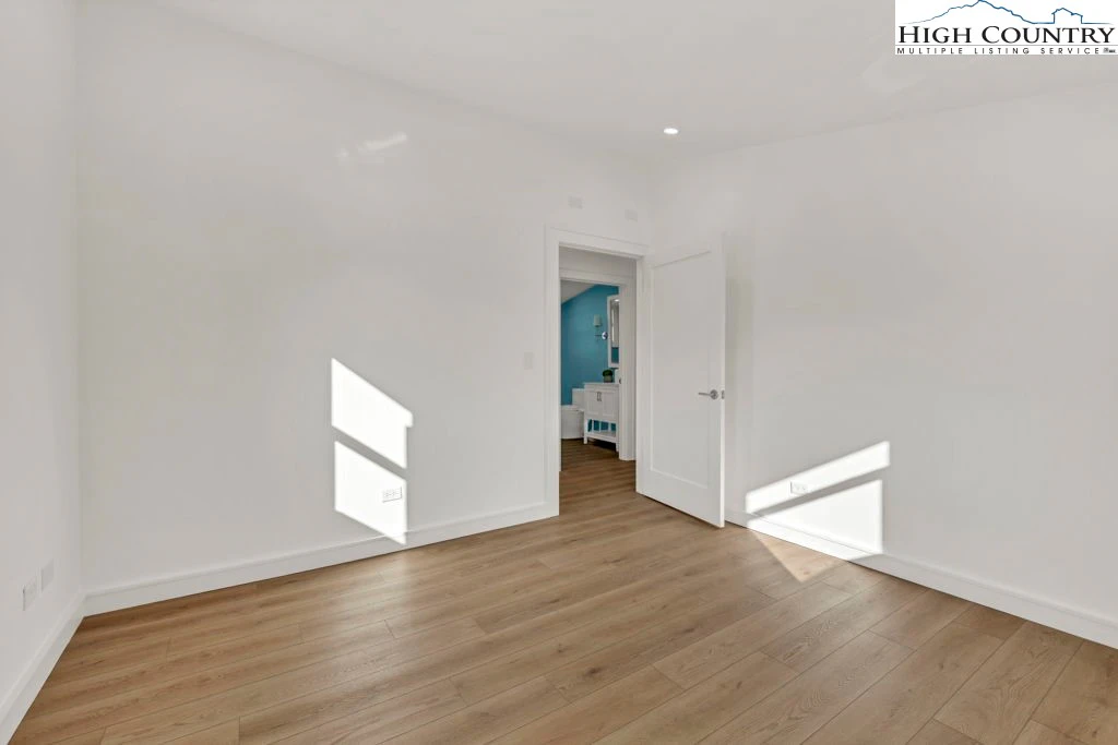 Image number 2 for the current listing