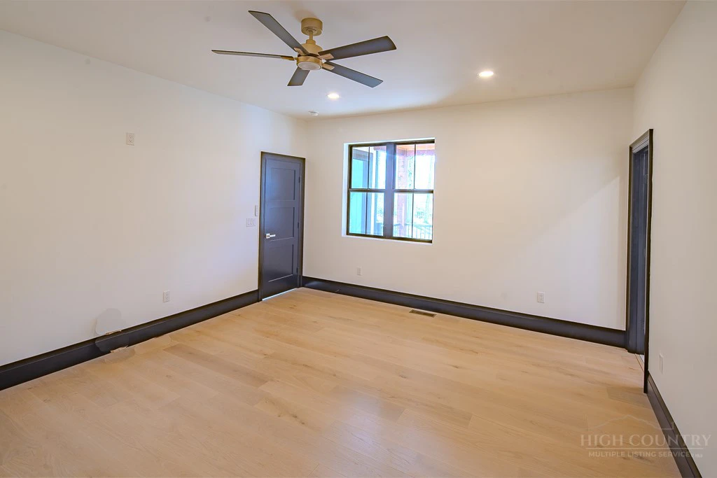 Image number 8 for the current listing