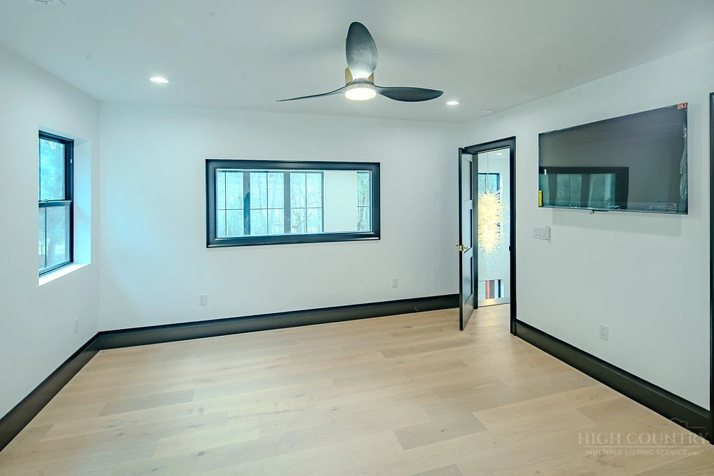 Image number 18 for the current listing