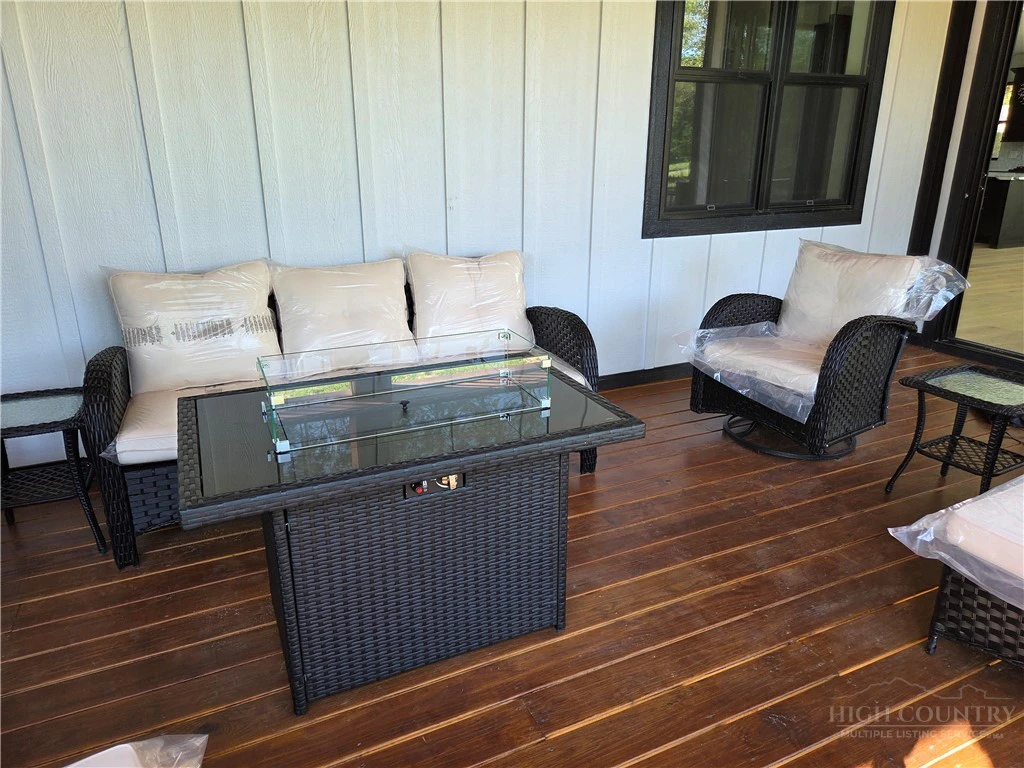 Image number 19 for the current listing