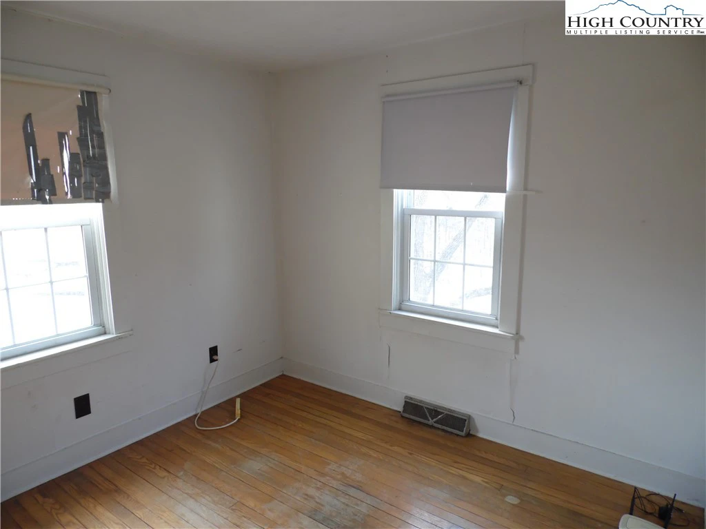 Image number 13 for the current listing