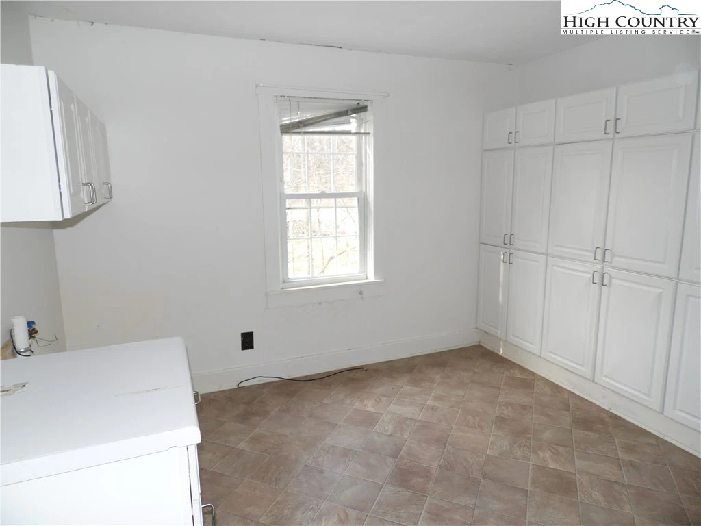 Image number 4 for the current listing