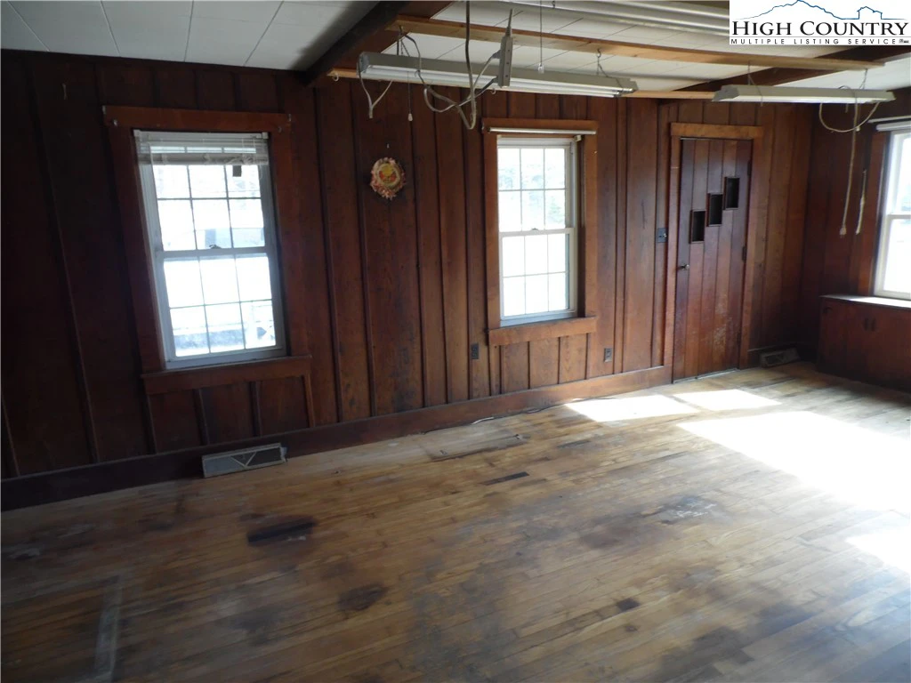 Image number 8 for the current listing