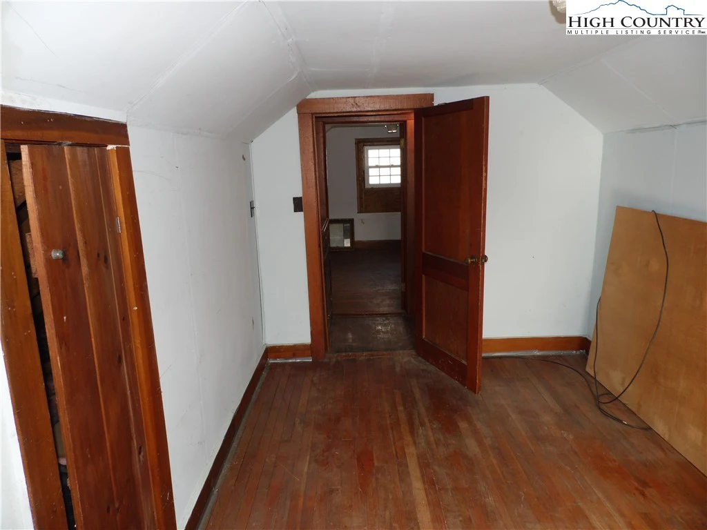 Image number 2 for the current listing