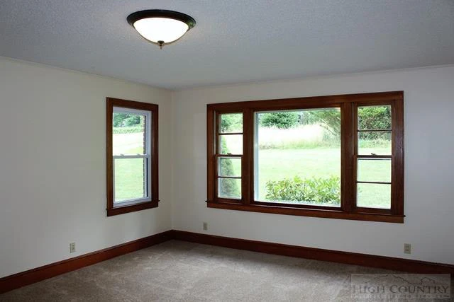 Image number 5 for the current listing