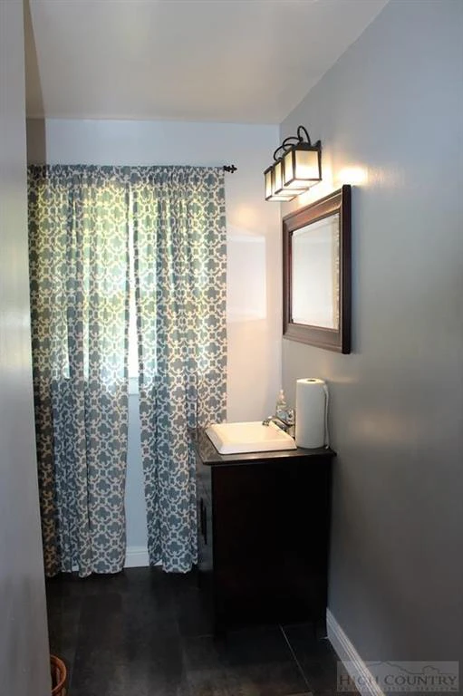 Image number 3 for the current listing