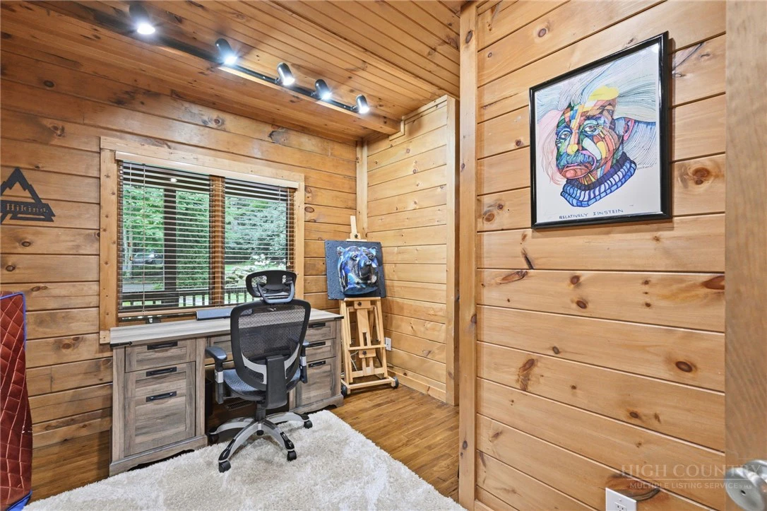 Image number 17 for the current listing