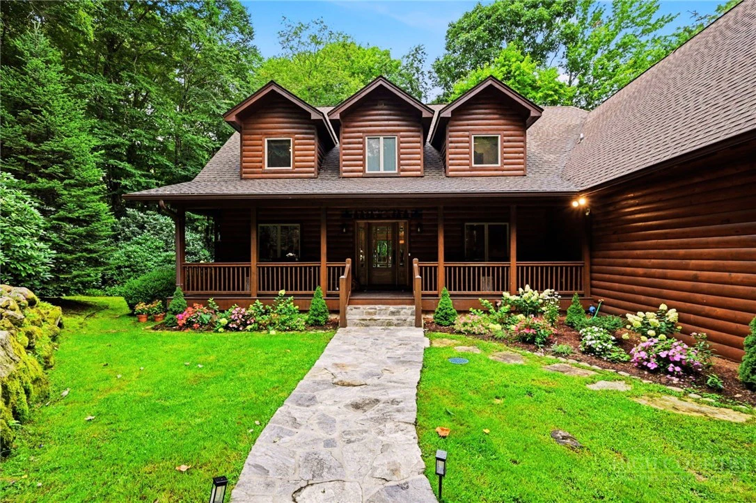 Image number 1 for the current listing