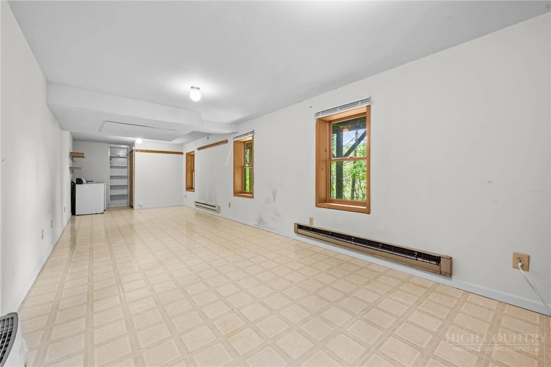 Image number 8 for the current listing