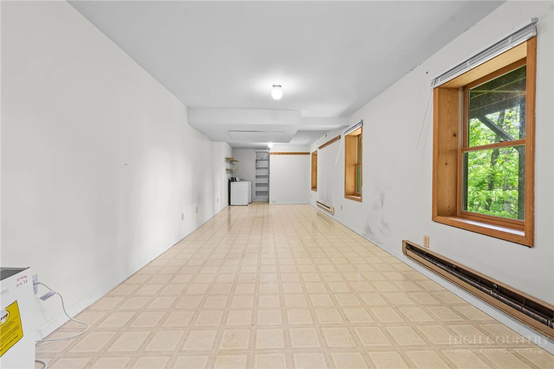 Image number 9 for the current listing