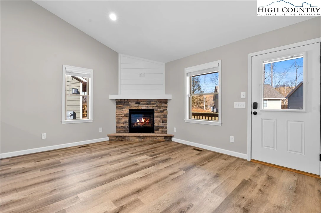 Image number 19 for the current listing