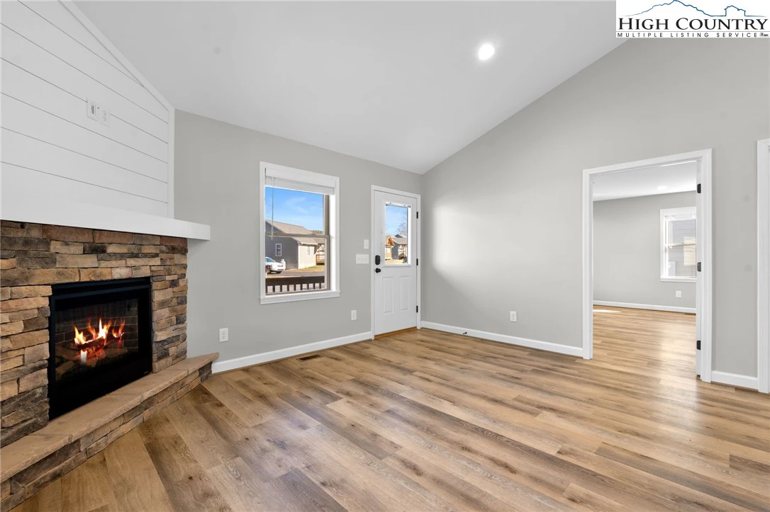 Image number 18 for the current listing