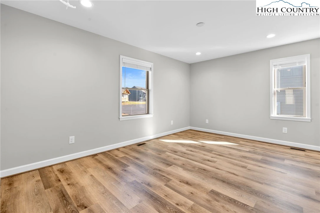Image number 11 for the current listing