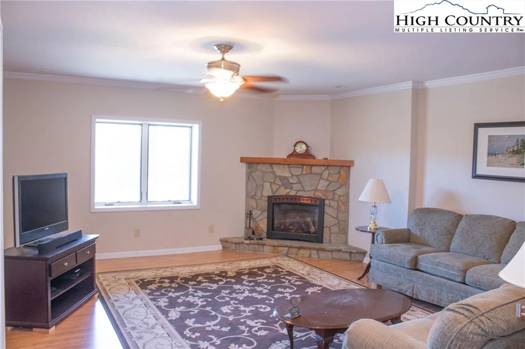 Image number 12 for the current listing