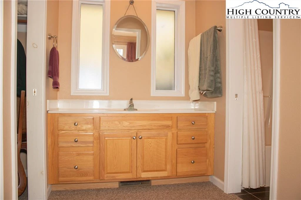 Image number 17 for the current listing