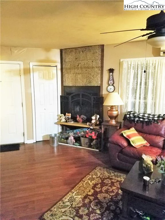 Image number 8 for the current listing