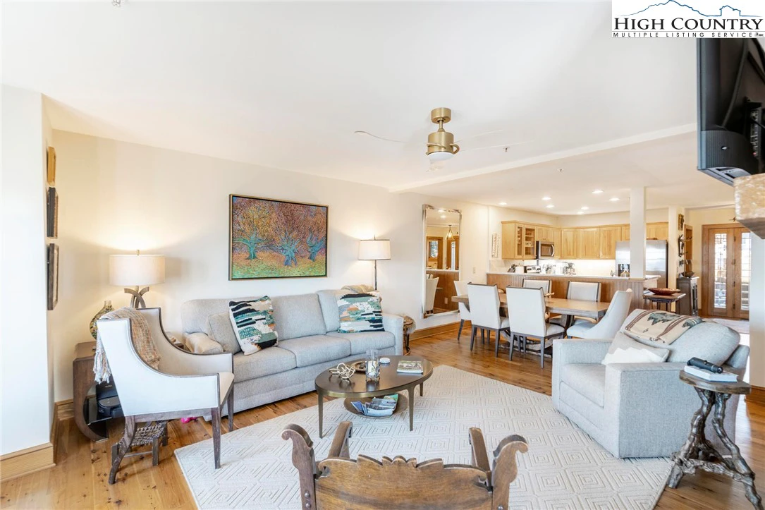Image number 28 for the current listing