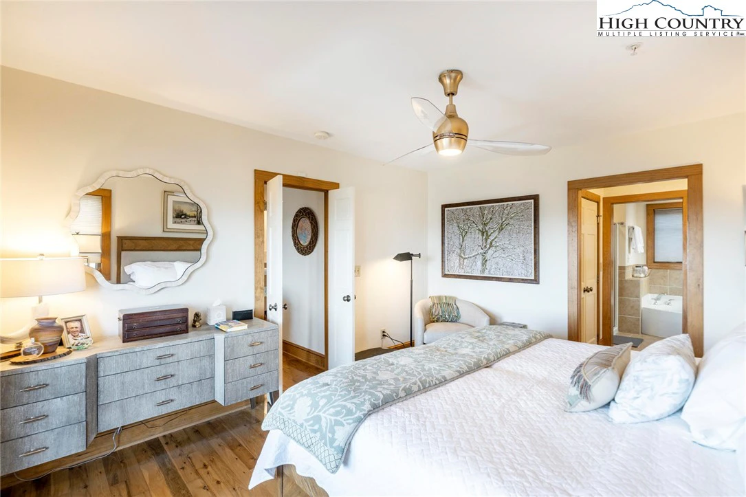 Image number 3 for the current listing