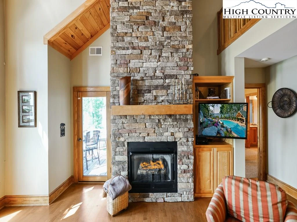 Image number 21 for the current listing