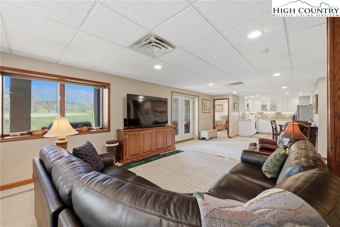 Image number 8 for the current listing