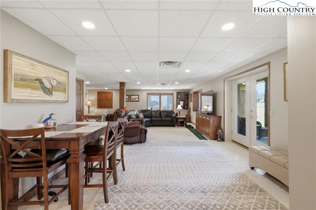 Image number 9 for the current listing
