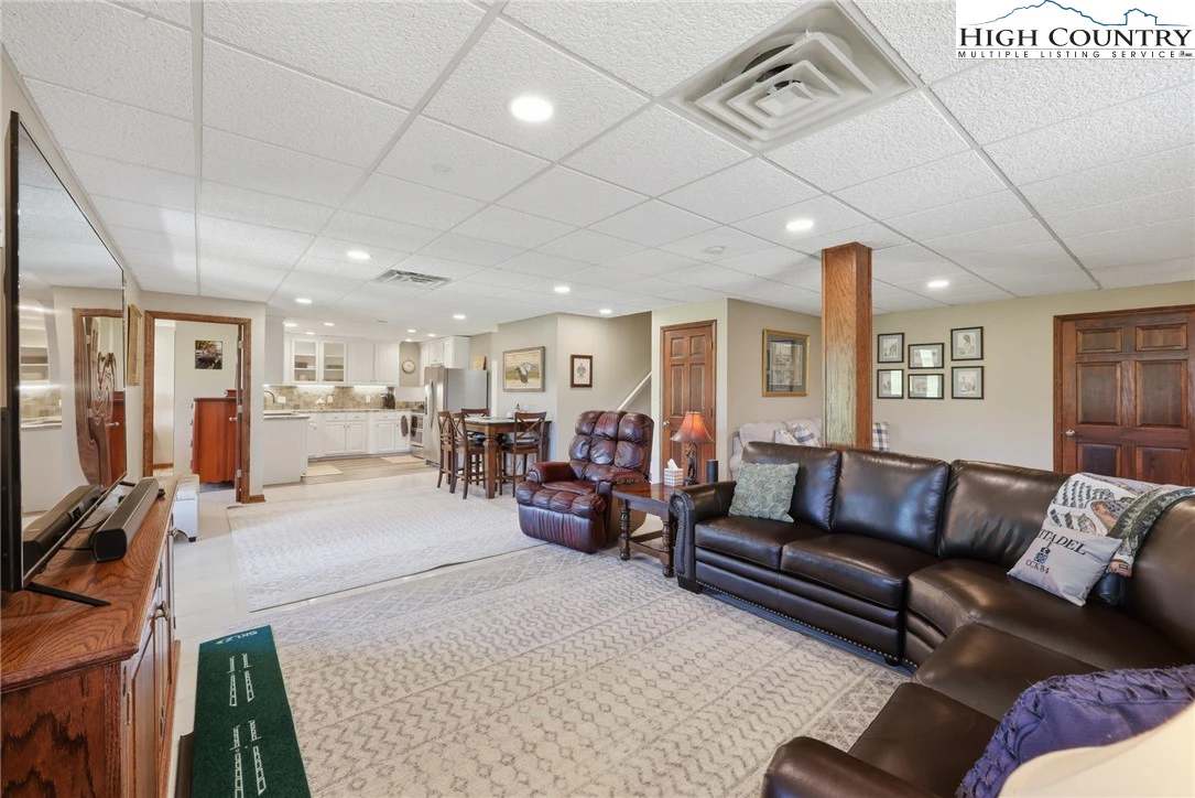 Image number 11 for the current listing