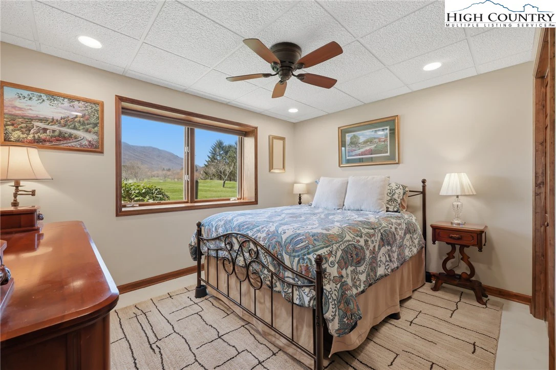 Image number 2 for the current listing