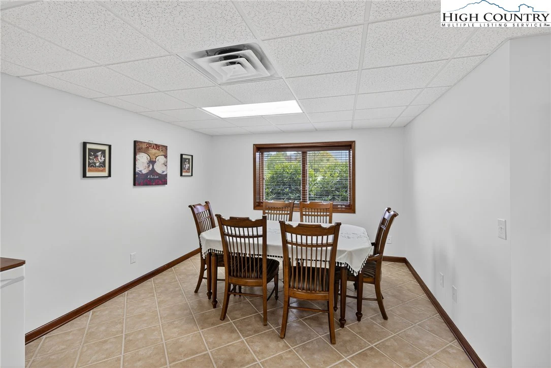 Image number 19 for the current listing