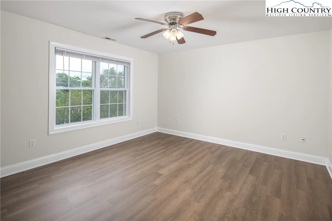 Image number 9 for the current listing