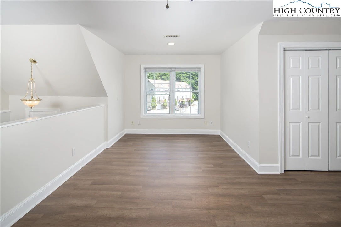 Image number 4 for the current listing