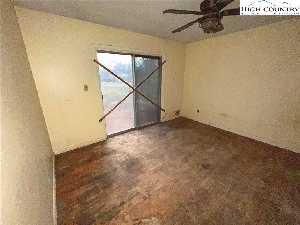 Image number 18 for the current listing