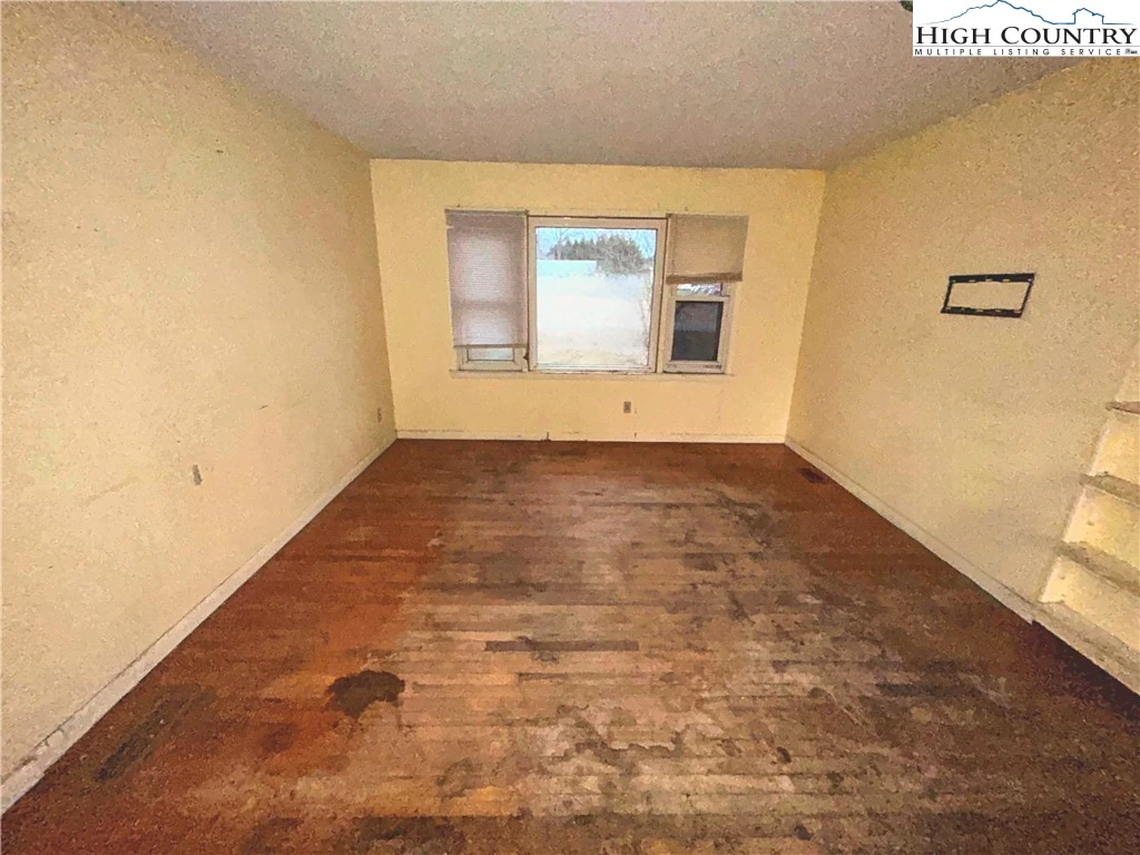 Image number 17 for the current listing