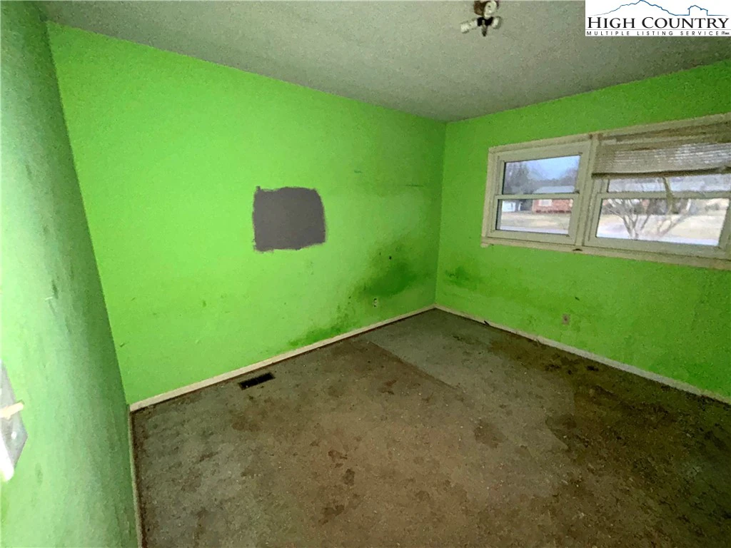 Image number 14 for the current listing