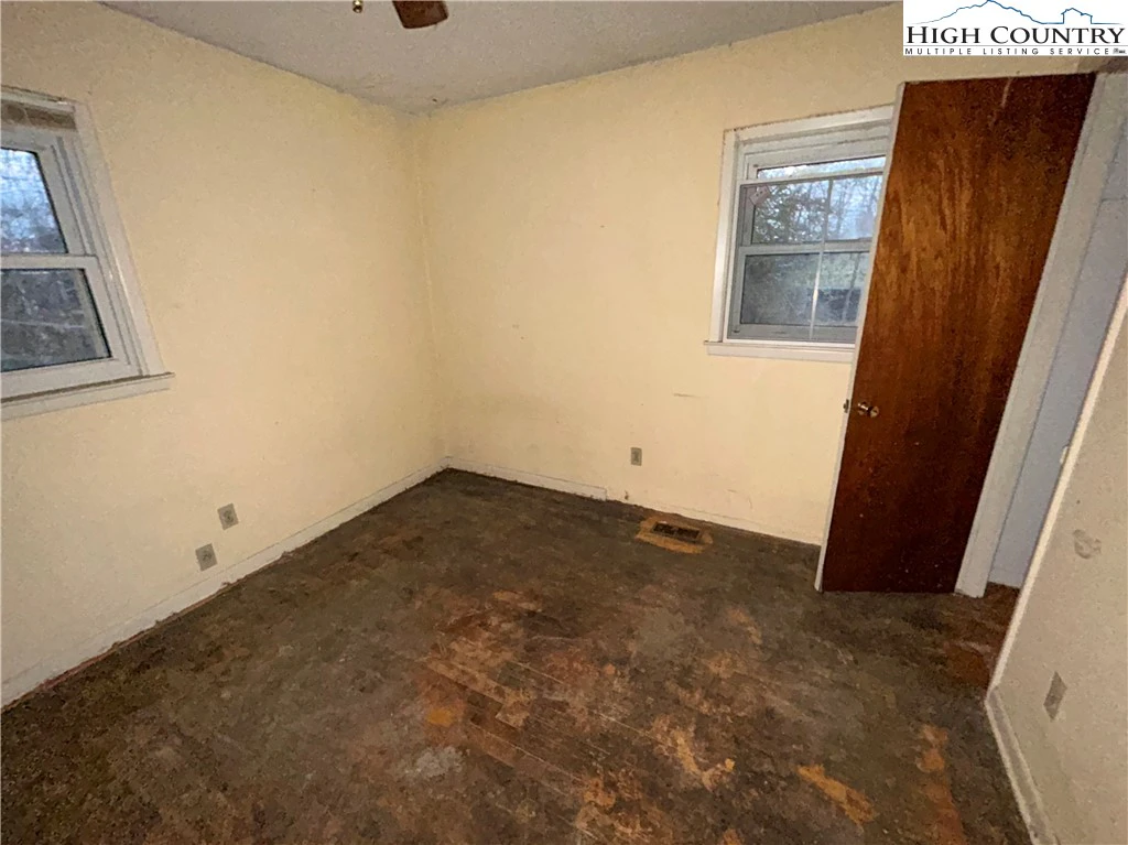 Image number 13 for the current listing