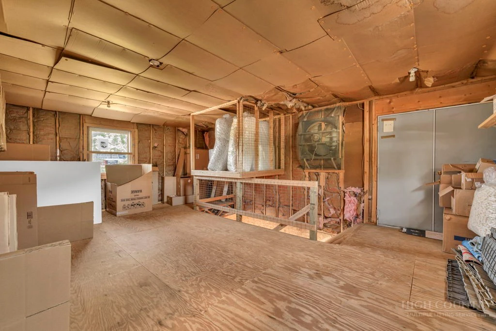 Image number 14 for the current listing