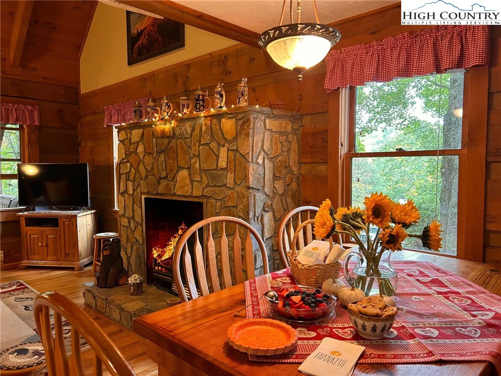 Image number 19 for the current listing