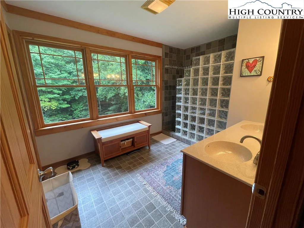 Image number 7 for the current listing