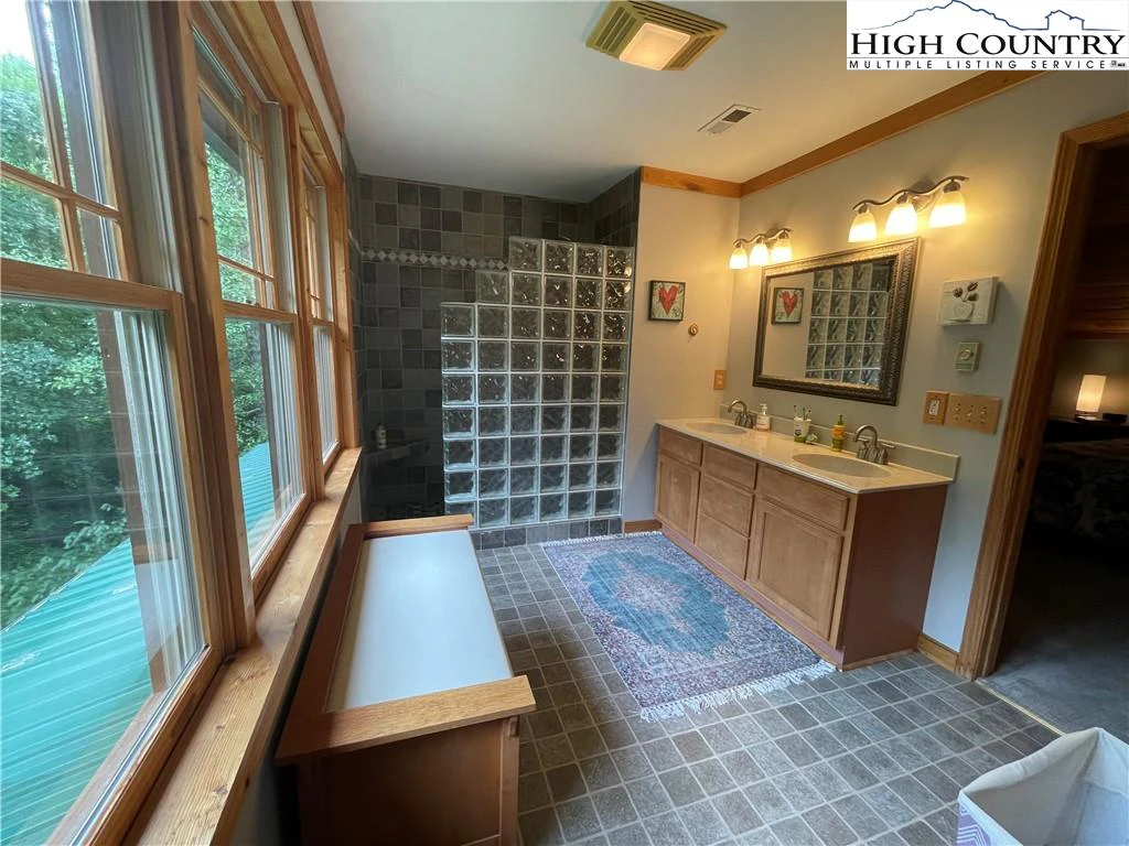 Image number 8 for the current listing