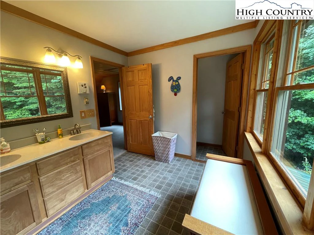 Image number 9 for the current listing