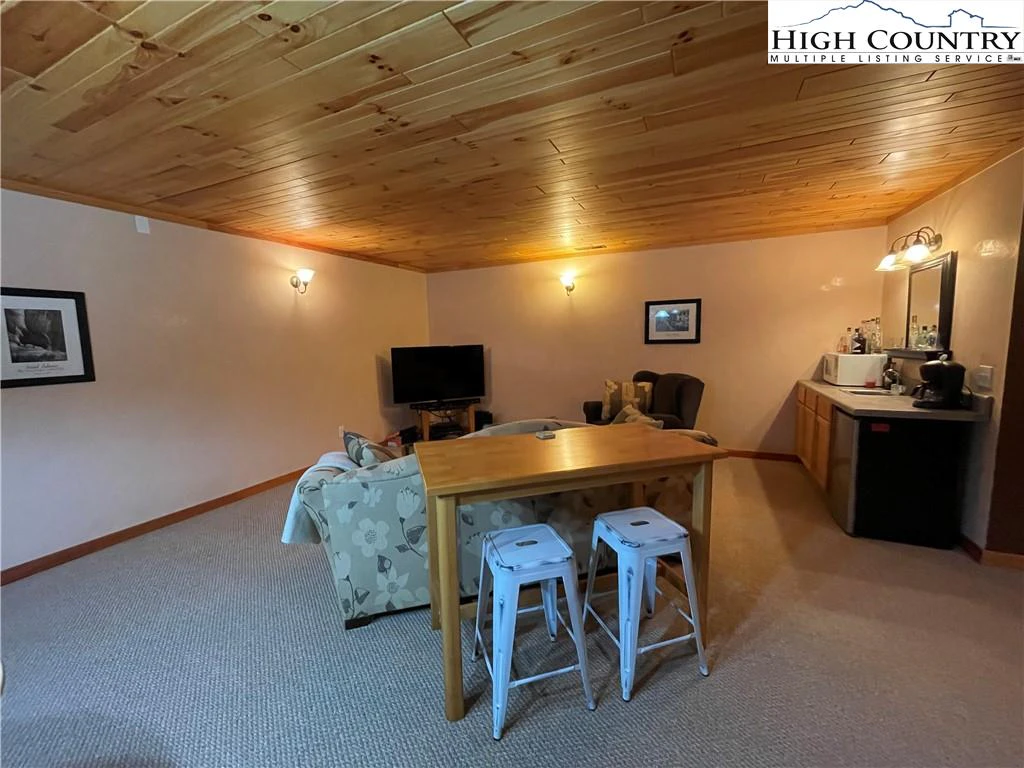 Image number 11 for the current listing