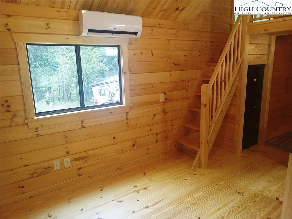 Image number 9 for the current listing