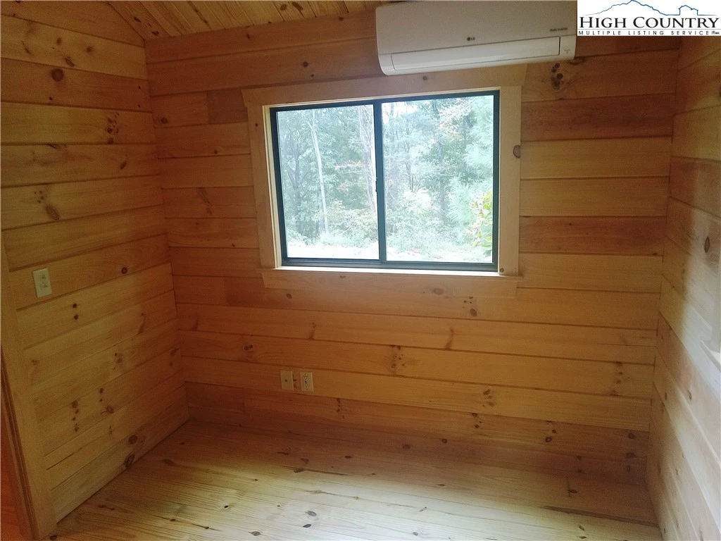 Image number 13 for the current listing