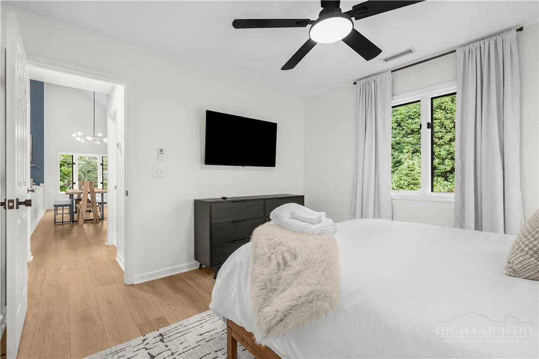 Image number 19 for the current listing