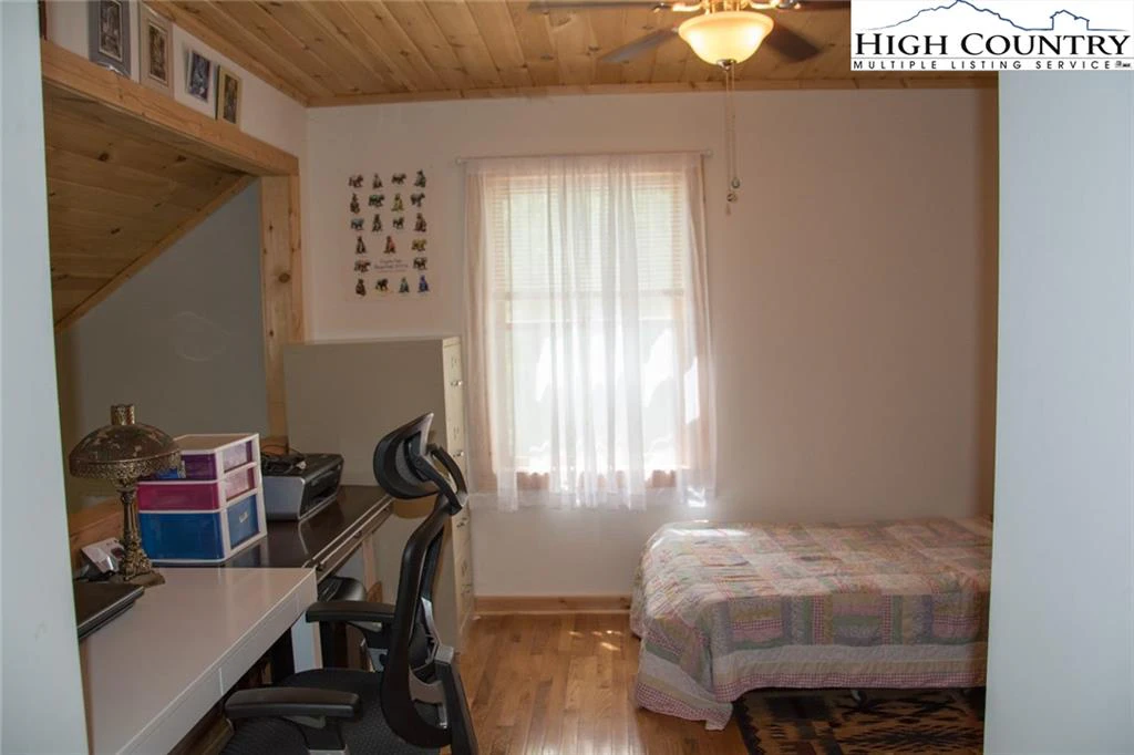 Image number 9 for the current listing
