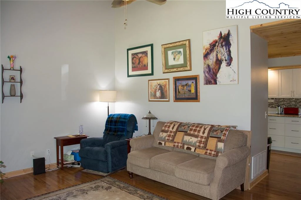 Image number 17 for the current listing