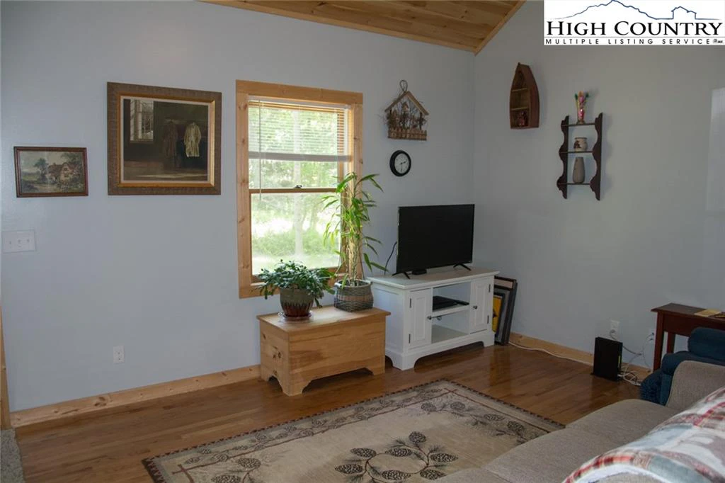 Image number 16 for the current listing