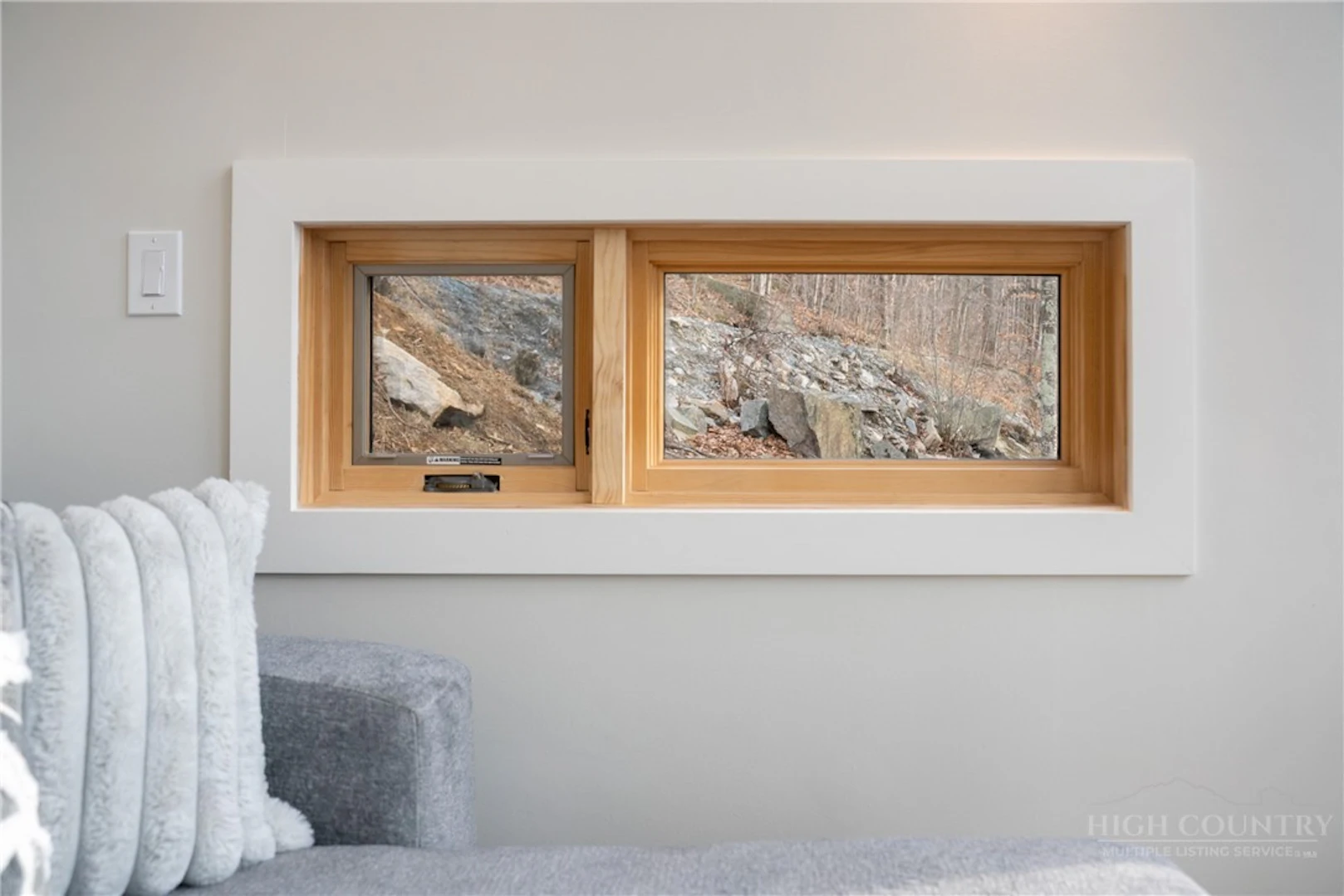 Image number 15 for the current listing