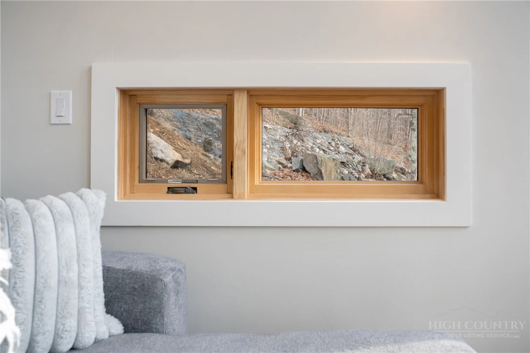 Image number 15 for the current listing